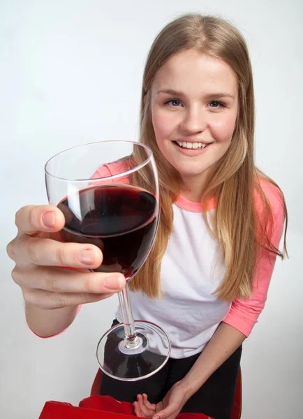 Скандинавская милая молодая девушка, держа бокал вина в воздухе — стоковое фото