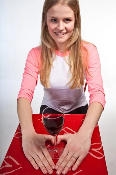 İskandinav sevimli genç kız kalp ve şarap glas şekillendirme eller — Stok fotoğraf