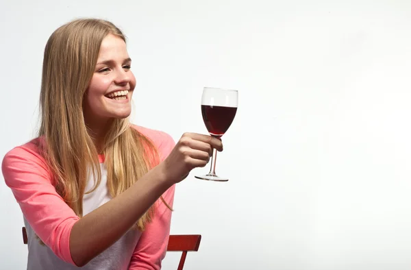 Escandinavo linda chica joven beber vino —  Fotos de Stock