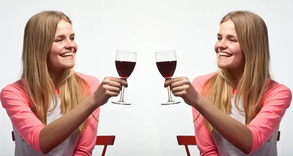 Скандинавская милая молодая девушка пьет вино — стоковое фото