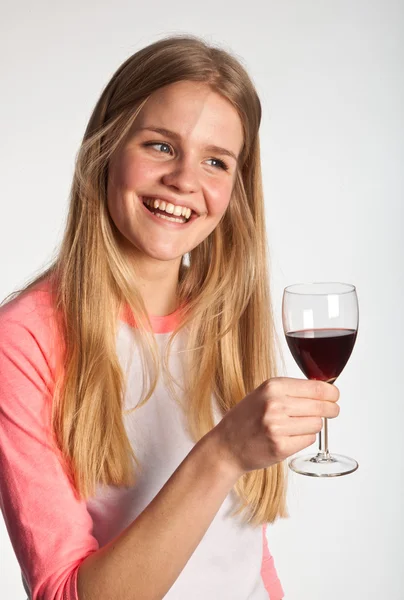 Skandinávská roztomilá mladá dívka pití vína — Stock fotografie