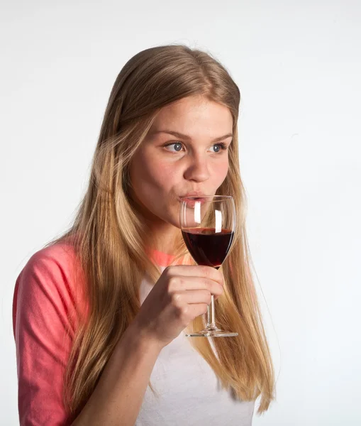 Скандинавская милая молодая девушка пьет вино — стоковое фото