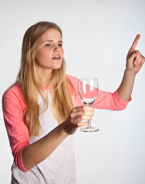 Skandinávská roztomilá mladá dívka reqiring víno — Φωτογραφία Αρχείου