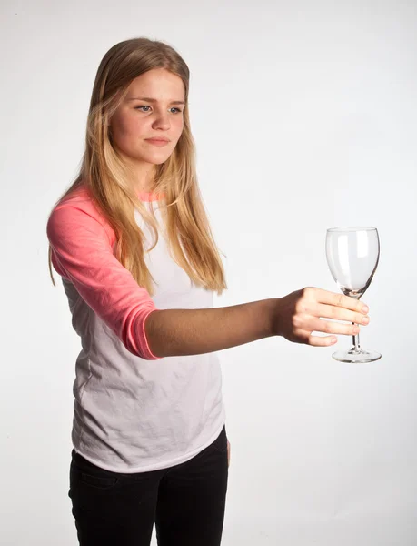 Skandinávská roztomilá mladá dívka s prázdnou sklenici — Stock fotografie