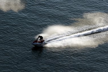 jet ski üzerinde adam