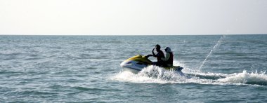 jet ski üzerinde adam