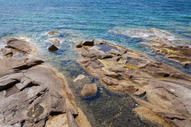 Yaz mevsiminde Algajola Köyü 'ndeki kayalıklar ya da Korsika' nın Balagne bölgesindeki kasaba
