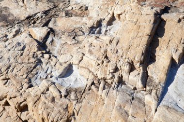 Yaz mevsiminde Algajola Köyü 'ndeki kayalıklar ya da Korsika' nın Balagne bölgesindeki kasaba