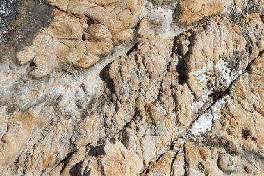 Yaz mevsiminde Algajola Köyü 'ndeki kayalıklar ya da Korsika' nın Balagne bölgesindeki kasaba