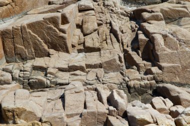 Yaz mevsiminde Algajola Köyü 'ndeki kayalıklar ya da Korsika' nın Balagne bölgesindeki kasaba