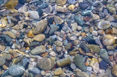 Yaz mevsiminde Algajola Köyü 'ndeki kayalıklar ya da Korsika' nın Balagne bölgesindeki kasaba
