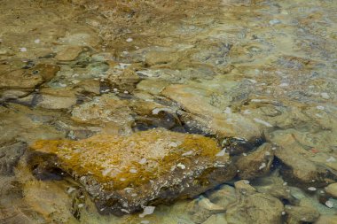 Yaz mevsiminde Algajola Köyü 'ndeki kayalıklar ya da Korsika' nın Balagne bölgesindeki kasaba
