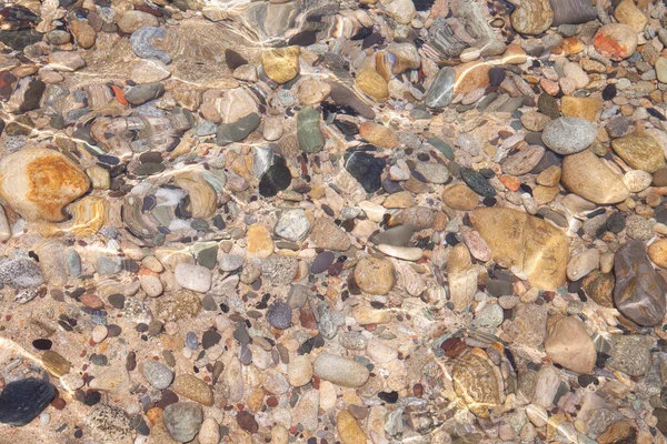 アルガジョラ村のビーチでの岩や夏のバルーン地域のコルシカ島の町 — ストック写真