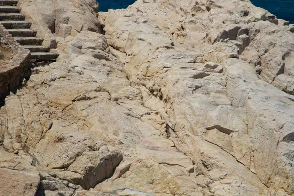 알가줄라 마을의 해변에 바위들이나 아단의 코르시카에 마을의 바위들 — 스톡 사진
