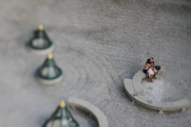  Eğik ve değişken mercekli çift öpüşme sahnesi insanları yeniden tanımlanamaz hale getiriyor.