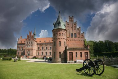 Egeskov Şatosu (460 yıl) Güney Funen 'de. Egeskov, Avrupa 'nın en iyi korunmuş hendek kalelerinden biri olmasıyla ünlüdür..