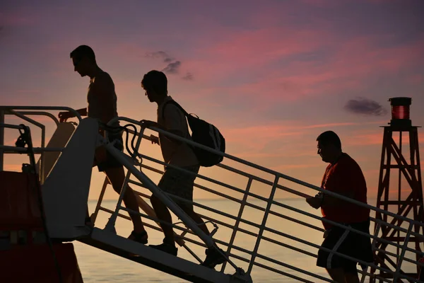 Escenas Del Peloponeso Grecia Verano Personas Que Viajan Barco Atardecer —  Fotos de Stock