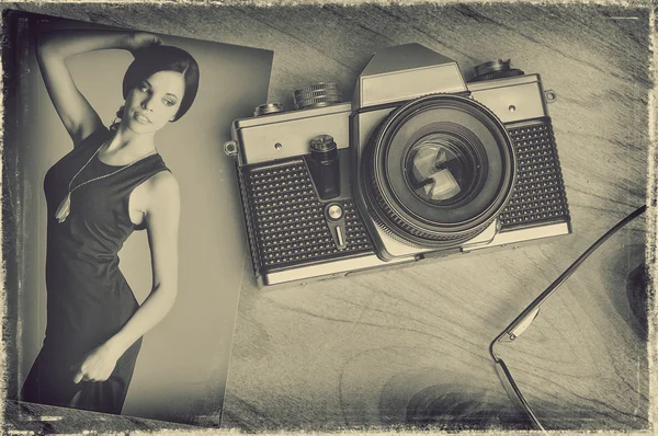 Винтажная бумажная фотография со старой камерой — стоковое фото
