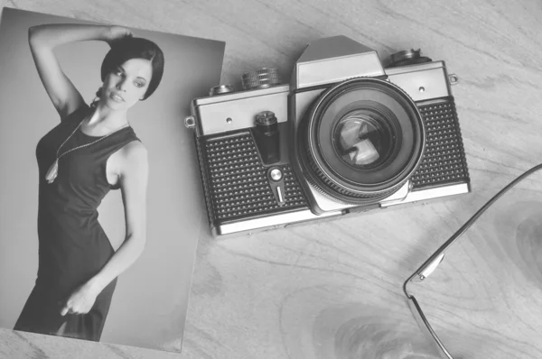Vintage papper bild med gamla kameran — Stockfoto