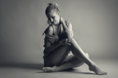 açılan gömlek otururken güzellik hanımefendi