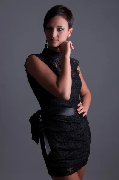 Piękna kobieta w czarne, eleganckie suknie wieczorowe — Zdjęcie stockowe