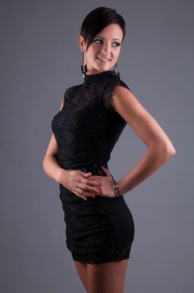 Szép nő, egy fekete elegáns estélyi ruhában — Stock Fotó