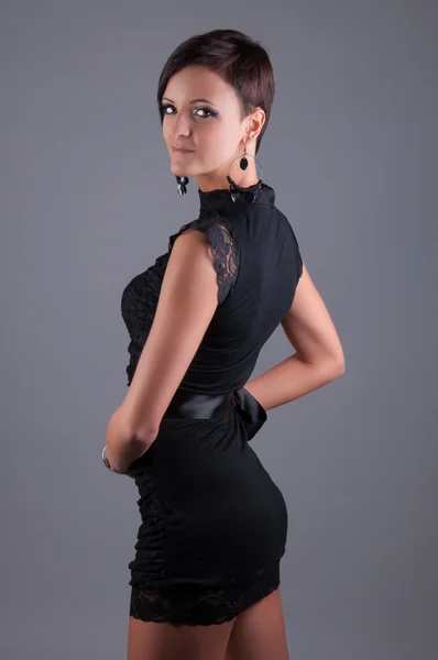 Mulher bonita em um vestido de noite elegante preto — Fotografia de Stock