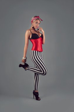 Kırmızı kostümlü pin-up kızı