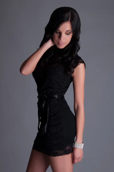 아름다움을 검은 드레스의 여자 — 스톡 사진