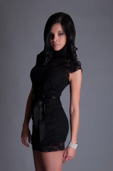 아름다움을 검은 드레스의 여자 — 스톡 사진