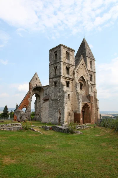 A ruína da velha igreja — Fotografia de Stock