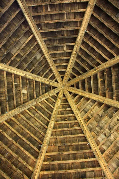 Дерев'яним дахом — стокове фото