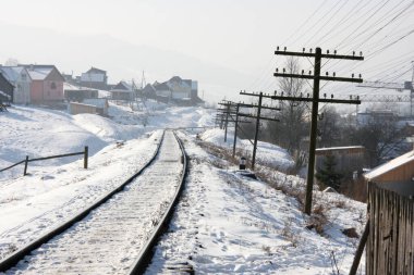 Ukrayna 'da kışın Karpatlar' da demiryolu hattı, karlı hava