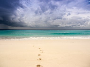 fırtınalı sahilde kum footprints ile
