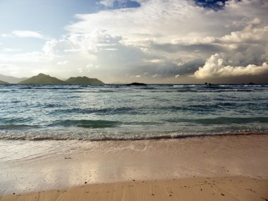 Seyşel Adaları deniz üzerinden günbatımı