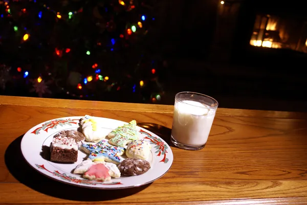 크리스마스 쿠키와 우유 트리와 벽난로 b에서 테이블에 — 스톡 사진