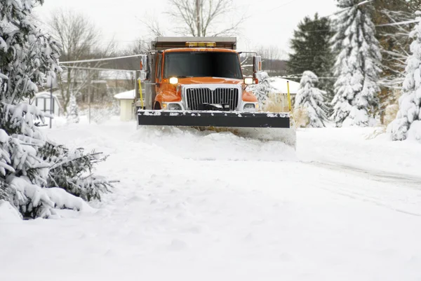 Plow de nieve acercándose Plow de nieve acercándose —  Fotos de Stock