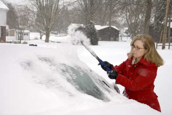 Frau räumt Schnee aus Auto 8 Frau beseitigt Schnee aus Auto 8 — Stockfoto