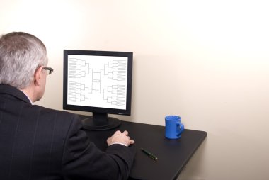 Mart Çılgınlığı iş adamı braketi monitörde arayan takım