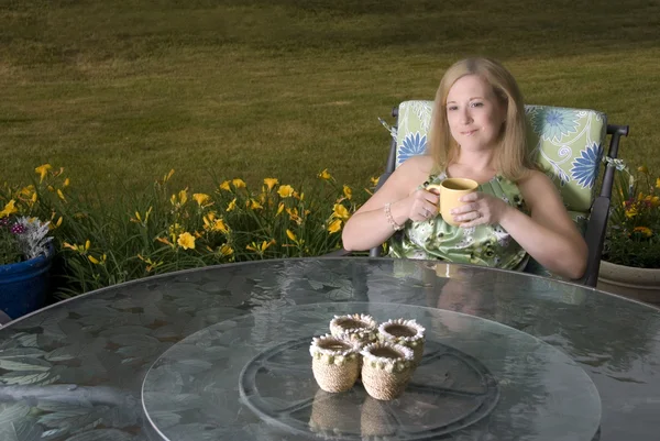 Vrouw op patio met koffie denken — Stockfoto