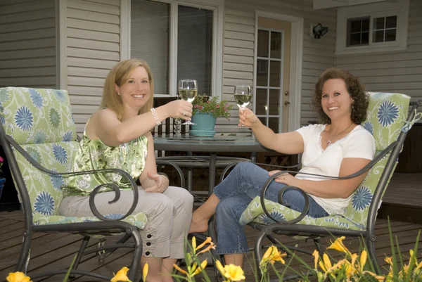 Kadınlar şarap bardakları toasting veranda üzerinde — Stok fotoğraf