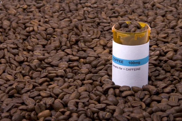 Botella de medicina de café rodeada de frijoles — Foto de Stock