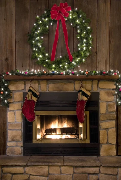 花輪とストッキング クリスマス暖炉炉 ストックフォト