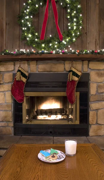 Cheminée de Noël avec biscuits et lait pour le Père Noël Images De Stock Libres De Droits