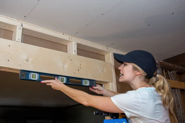 Young Woman Checking Level Wall Header — Stock Fotó