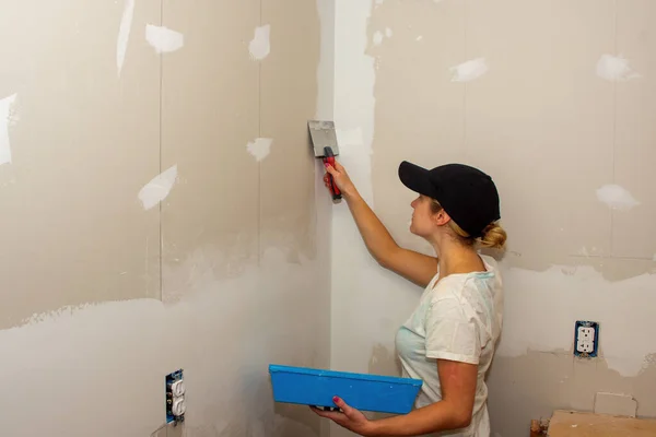 Young Woman Putting Plaster Cornerduring Diy Remodeling Project — Stock Fotó