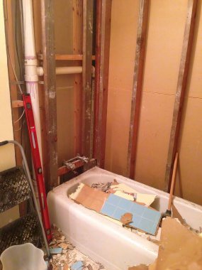 Banyo yenileme projesinin yıkım aşamasında küvette enkaz var..