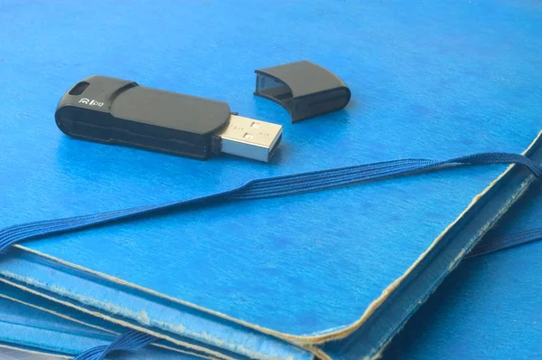 En papel o USB —  Fotos de Stock