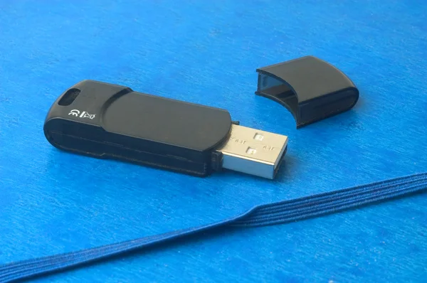 Kağıt veya usb — Stok fotoğraf