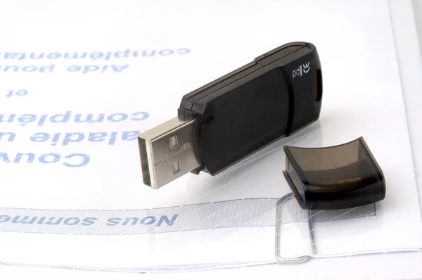 Na papíře nebo usb — Stock fotografie